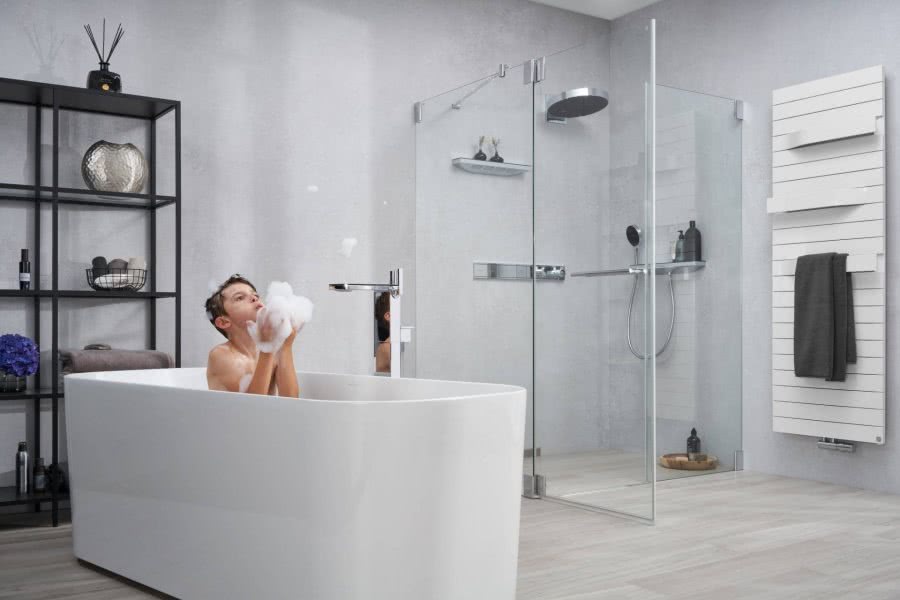 Loftbad mit Badewanne Dusche und Heizkörper Inspiration BadeWelten