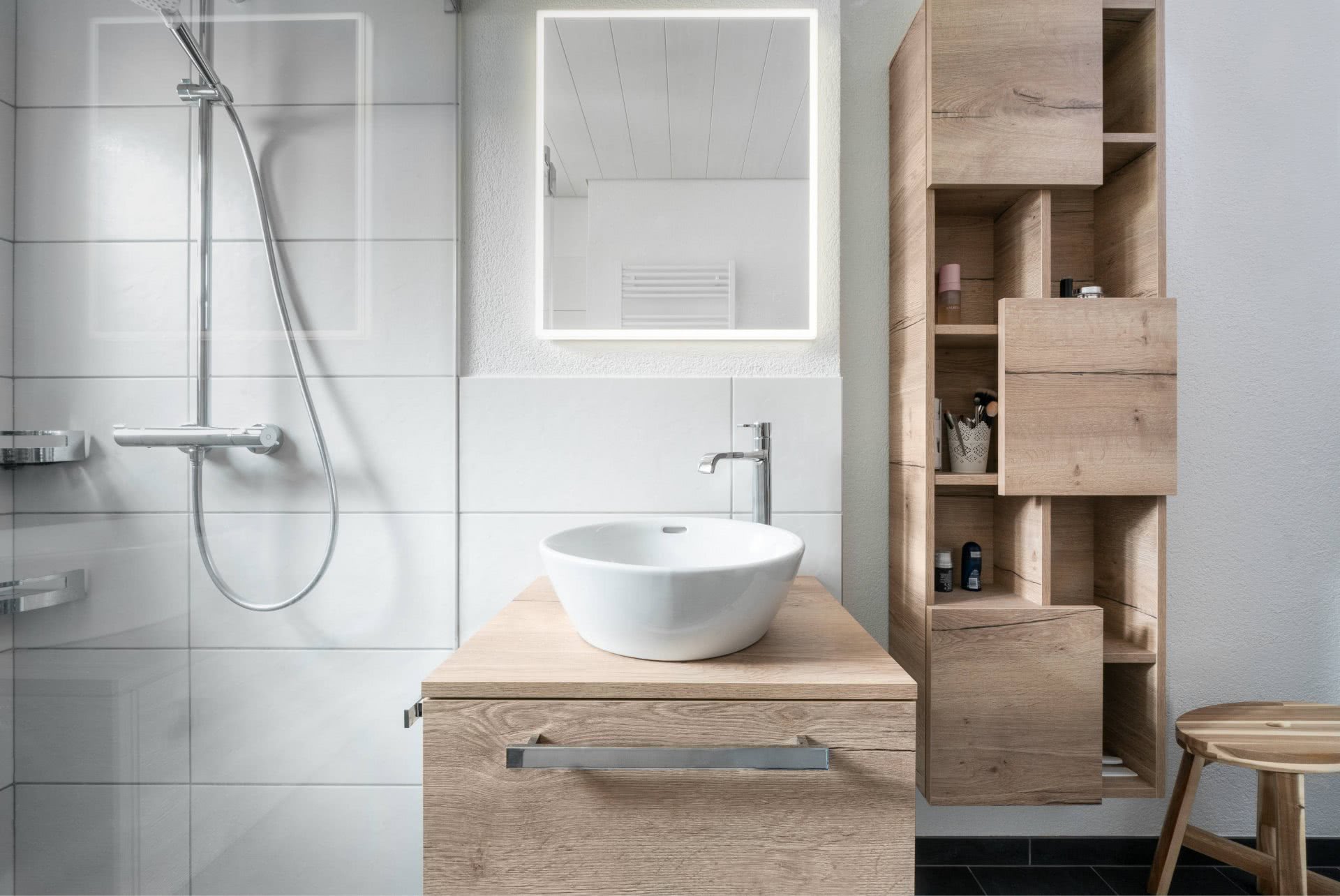 Bad Umbau Waschtisch mit Stauraum und Spiegelschrank Aktuell BadeWelten