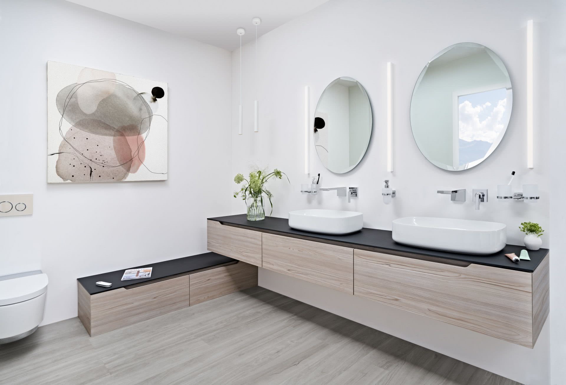 Stil als Luxus ohne Opulenz Doppelwaschtisch Runde Spiegel Klare Sicht Inspiration BadeWelten