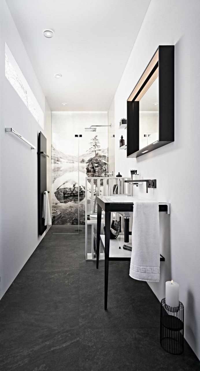 Durchblick im kleinen Bad Komplett Bad mit Möbelwaschtisch Duschrückwand Inspiration BadeWelten
