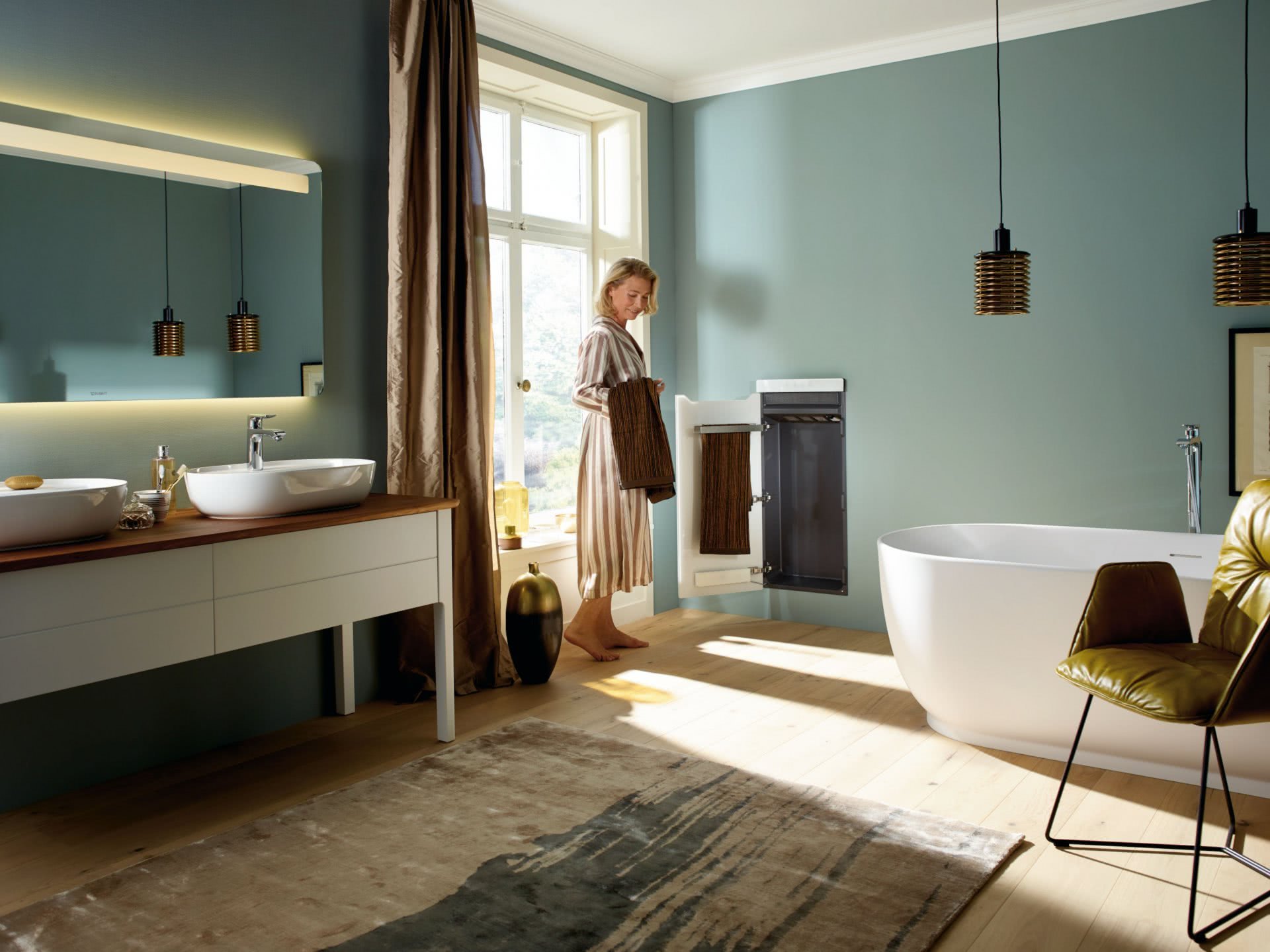 Zehnder Design Heizkörper im grossen modernen Badezimmer Highlights BadeWelten