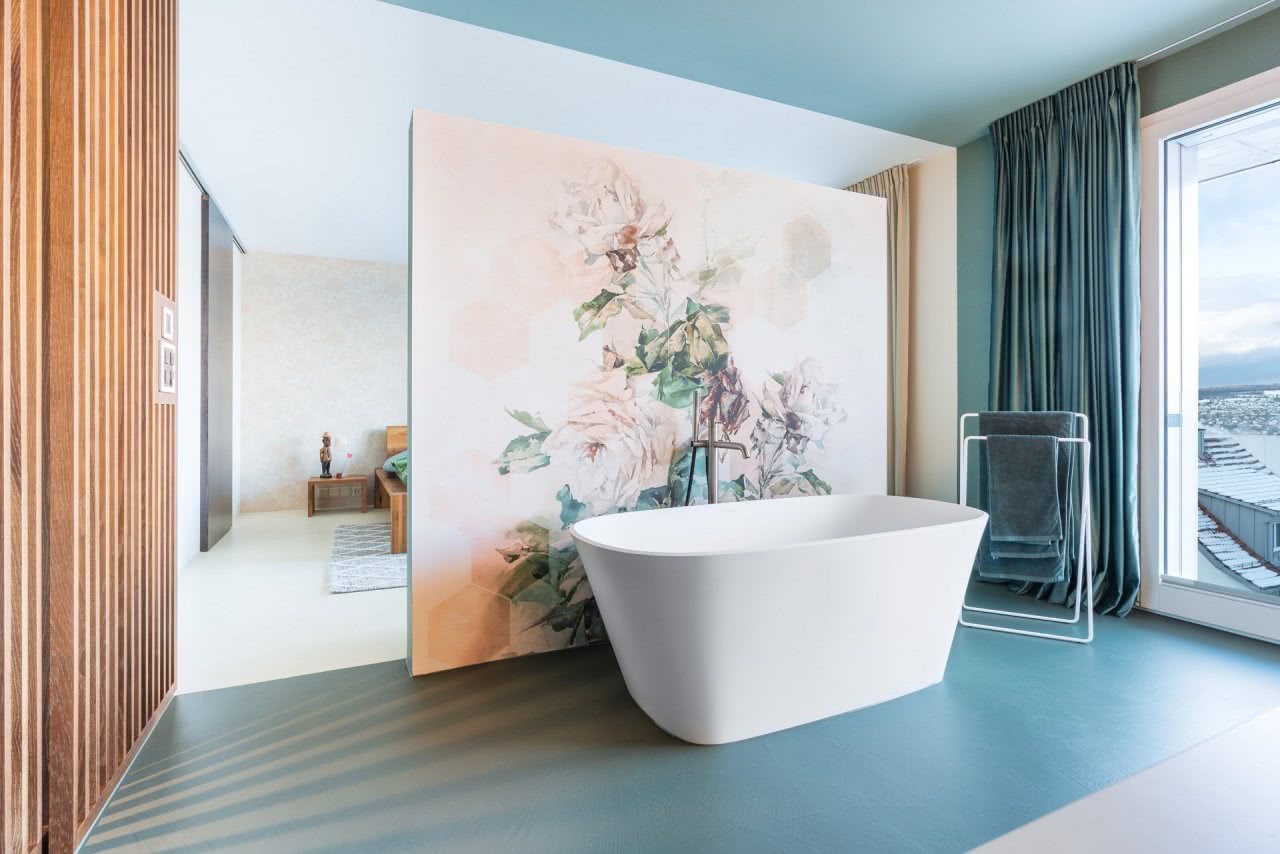 Offener Wohntraum freistehende Badewanne Blumenwand Inspiration BadeWelten