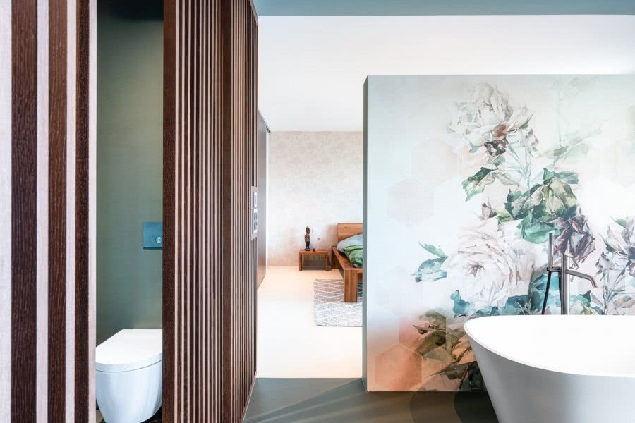 Offener Wohntraum WC Blumenwand Durchgang Badewanne Inspiration BadeWelten