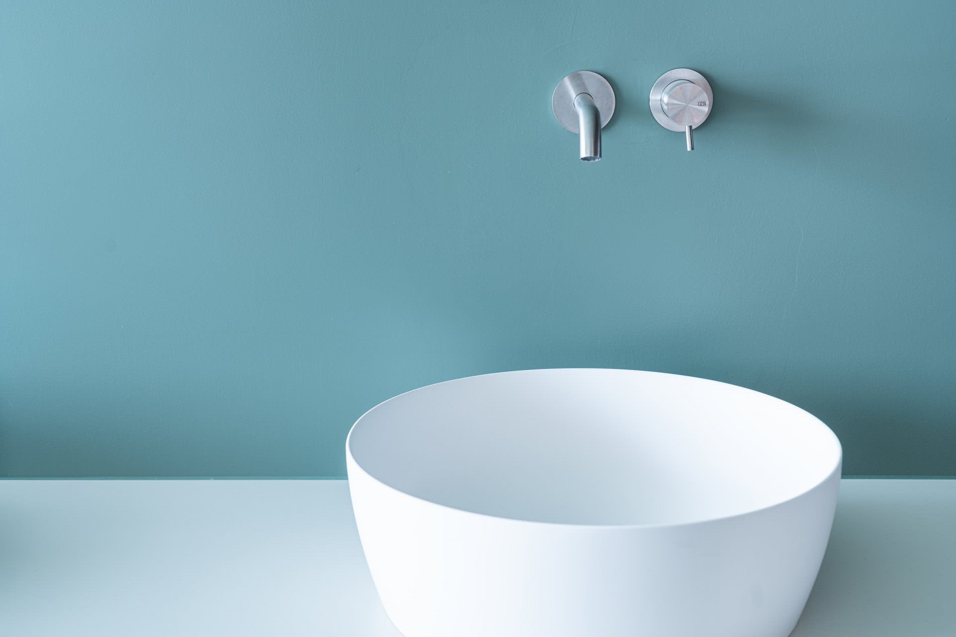 Offener Wohntraum Waschbecken Armaturen blaue Wand Inspiration BadeWelten