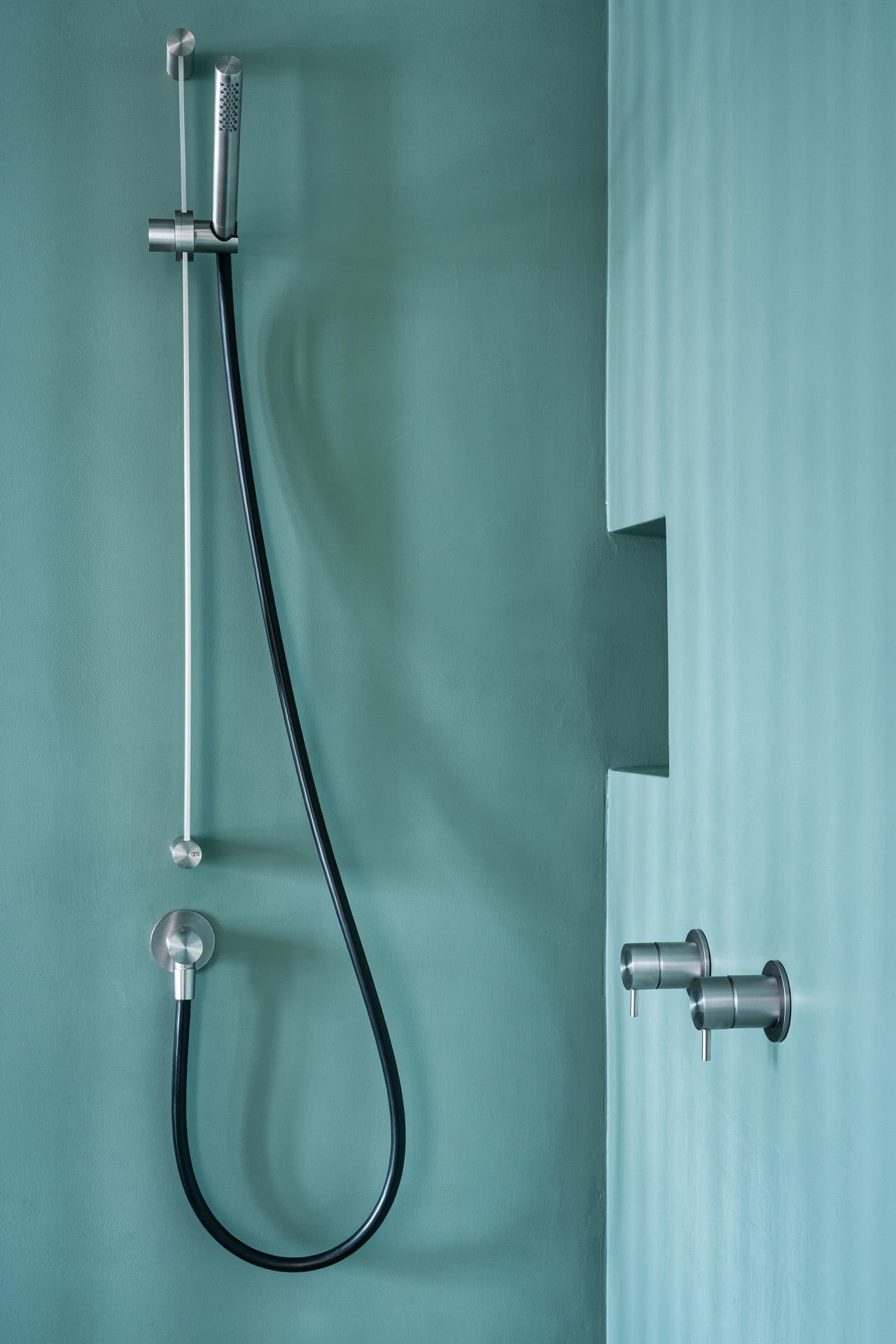 Offener Wohntraum Duschkabine Duscharmatur blaue Wand Inspiration BadeWelten
