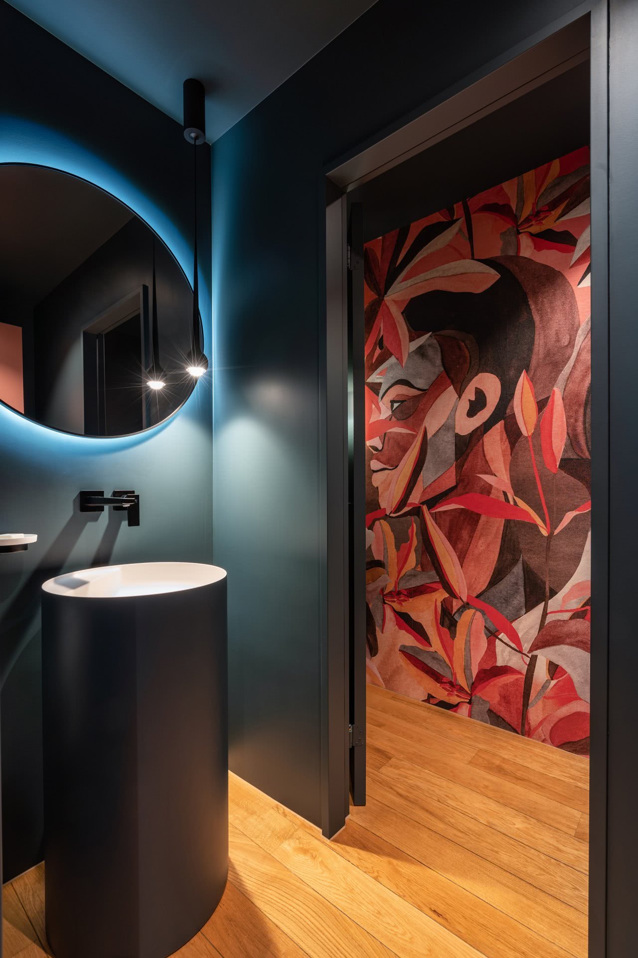 Offener Wohntraum Waschbecken Spiegel blaues Licht Kunst Inspiration BadeWelten